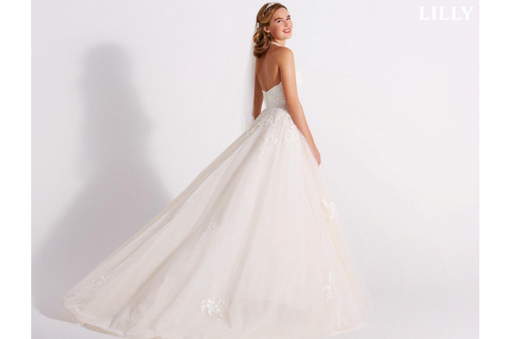 collection lilly modèle 08-4107 robe de mariée coupe princesse, style romantique, tendnace 2021 dentelle perlée et tulle
