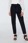 Pantalon crêpe IKKS Taille haute 2 poches italiennes côtés, 1 poche passepoilée au dos 5 passants pour ceinture en crêpe amovible Fermeture par un zip et deux boutons Coupe droite et fluide, longueur cheville
