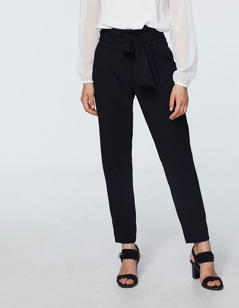 Pantalon crêpe IKKS Taille haute 2 poches italiennes côtés, 1 poche passepoilée au dos 5 passants pour ceinture en crêpe amovible Fermeture par un zip et deux boutons Coupe droite et fluide, longueur cheville
