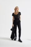 Pantalon crêpe IKKS Taille haute 2 poches italiennes côtés, 1 poche passepoilée au dos 5 passants pour ceinture en crêpe amovible Fermeture par un zip et deux boutons Coupe droite et fluide, longueur cheville