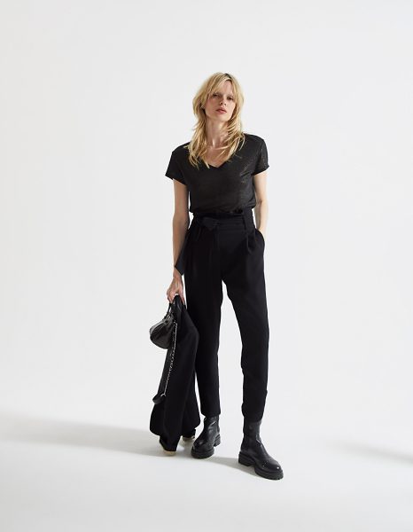 Pantalon crêpe IKKS Taille haute 2 poches italiennes côtés, 1 poche passepoilée au dos 5 passants pour ceinture en crêpe amovible Fermeture par un zip et deux boutons Coupe droite et fluide, longueur cheville