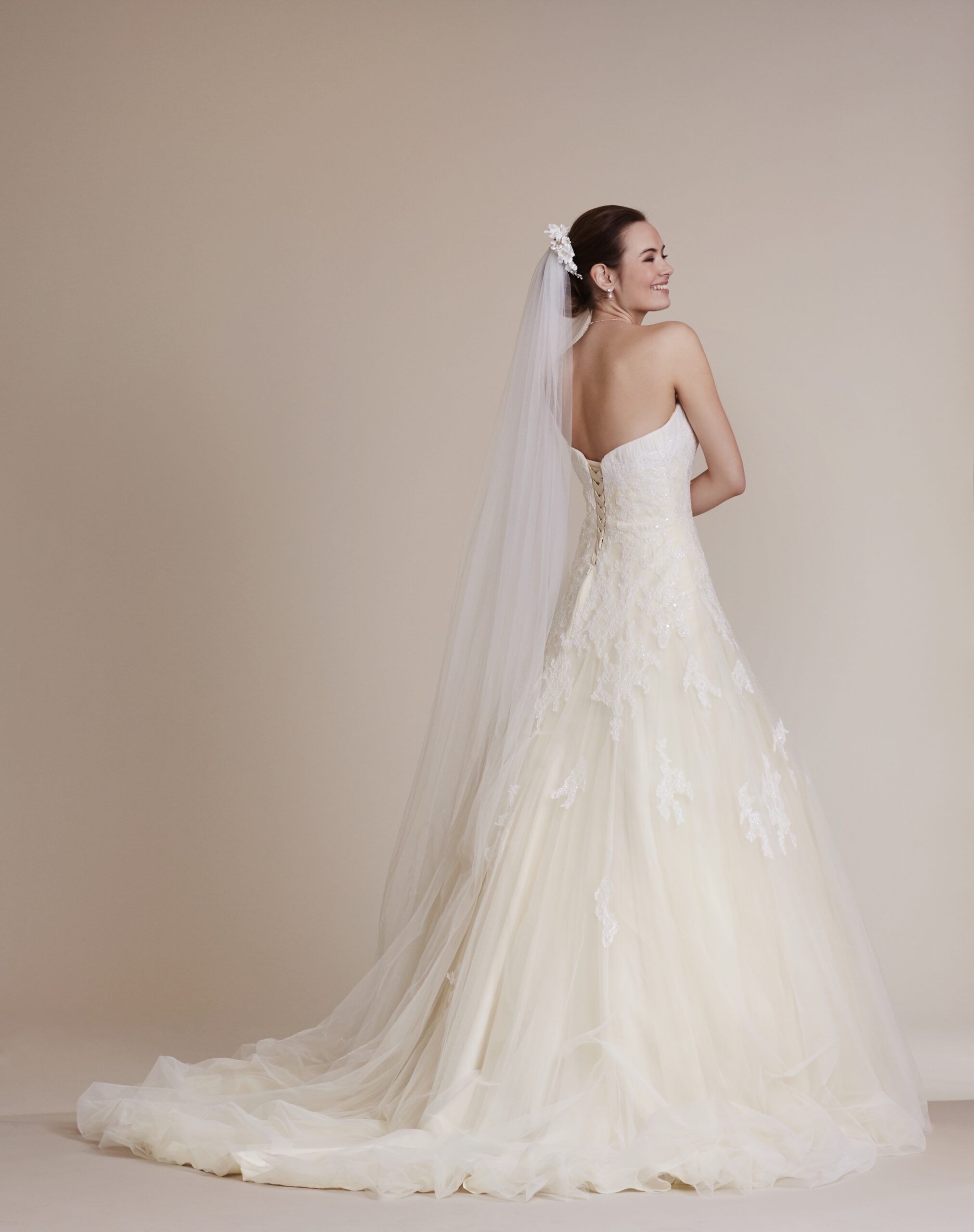 Robe de mariée 08-3828 collection Lilly – Image 2