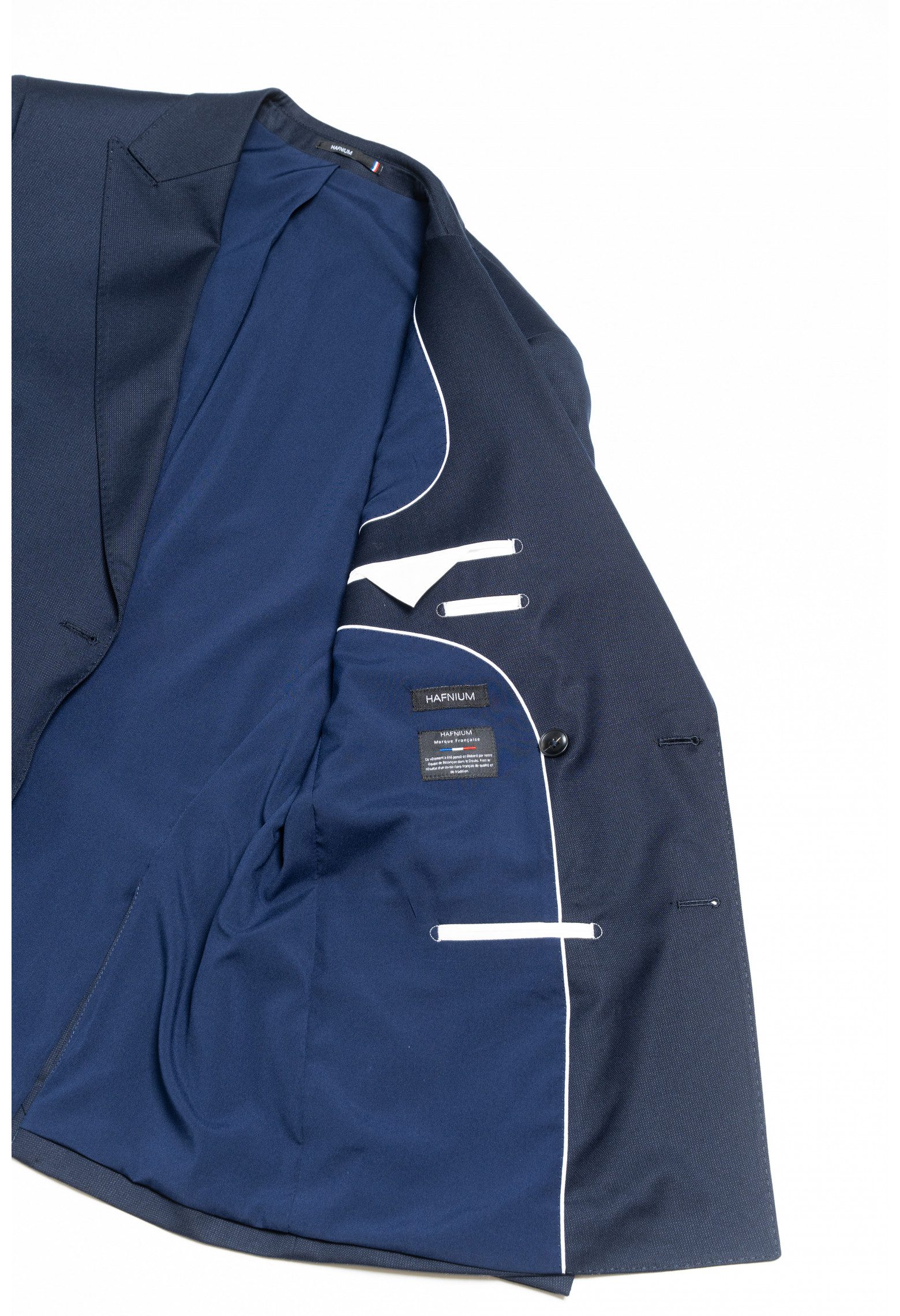 Veste slim croisée Col cran aigu large  Deux poches à rabat droit avec passepoil   Bas de manches quatre boutons   Deux fentes dos   Intérieur entièrement doublé  Pantalon slim
